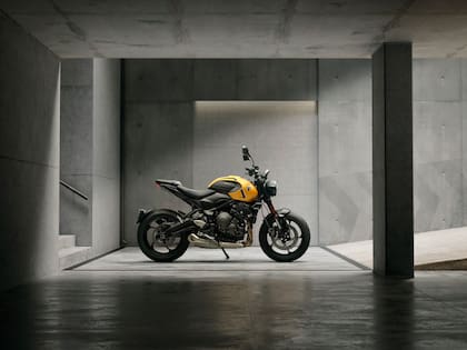 La Trident 660 está disponible en Cosmic Yellow, Stone Grey y Snowdonia White