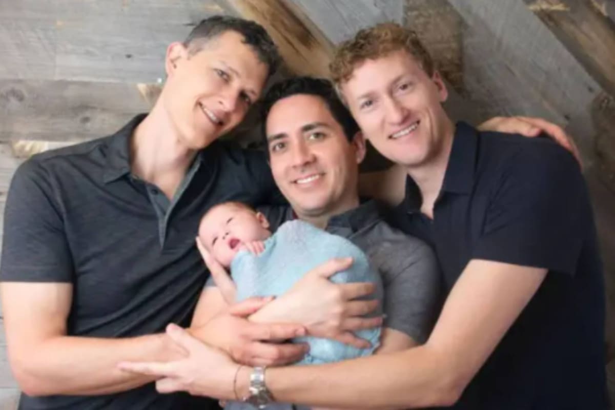 La trieja de hombres se convirtió en la primera en obtener los certificados de nacimiento de sus hijos donde figuran los tres como padres