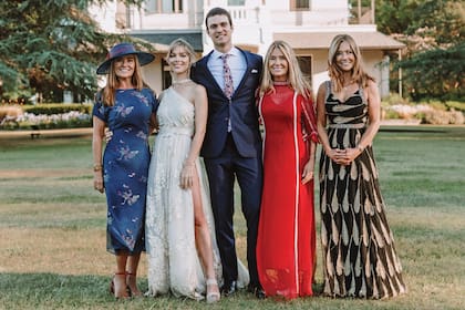 La trilliza María Eugenia, con una capelina que combinaba con su vestido de madrina, en el casamiento de su hija, Laura Laprida.