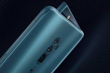 La triple cámara trasera del Oppo Reno usa un sistema tipo periscopio; el flash es emergente