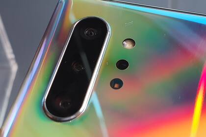 La triple cámara trasera del Galaxy Note 10 (la misma del Galaxy S10) junto al flash y el sensor ToF para medir la profundidad de campo y ayuda con el desenfoque del fondo en fotos y videos