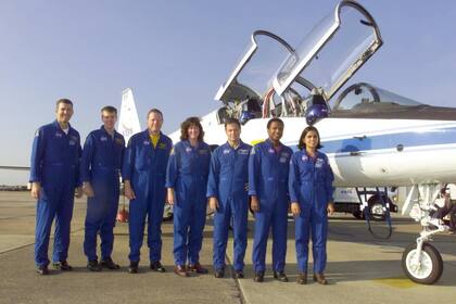 La tripulación, al lado de un avión de entrenamiento en Ellington Field, en Houston.