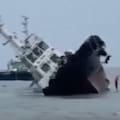 El momento en que 10 tripulantes saltaron de un barco que se hundía frente a la costa de Filipinas
