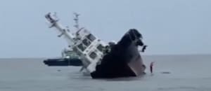 El momento en que 10 tripulantes saltaron de un barco que se hundía frente a la costa de Filipinas