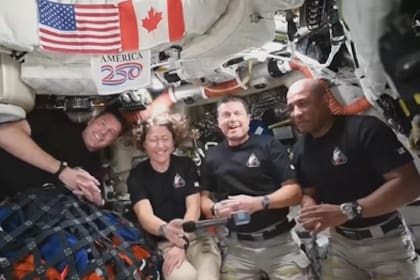 La tripulación al momento del intercambio con el presidente Donald Trump