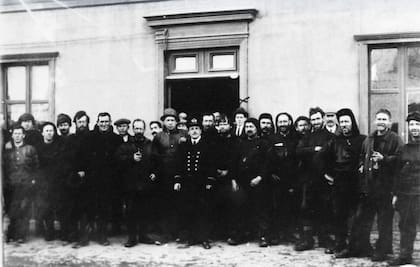 La tripulación completa, ya a salvo, en Punta Arenas, con el capitán del Yelcho en el centro.