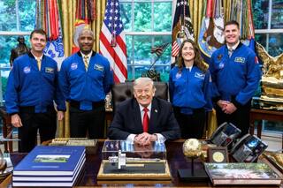 Trump entregó la Medalla de Honor Espacial del Congreso a la tripulación del Artemis II