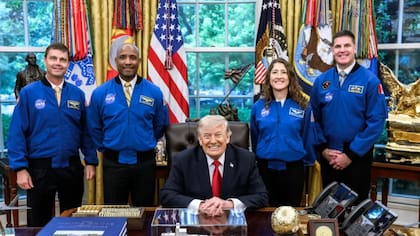 La tripulación de Artemis II junto a Donald Trump en la Casa Blanca, antes de recibir la Medalla de Honor Espacial del Congreso