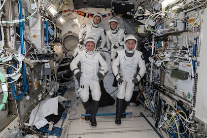 La tripulación de la NASA durante una verificación de trajes dentro del módulo de laboratorio Kibo