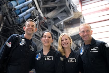La tripulación de Polaris Dawn está compuesta por Jared Isaacman, comandante de la misión, Scott “Kidd” Poteet, piloto, Sarah Gillis, especialista en misiones y Anna Menon, especialista en misiones y oficial médica