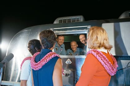 La tripulación del Apolo 11, en cuarentena tras su viaje a la Luna, dialoga con sus esposas