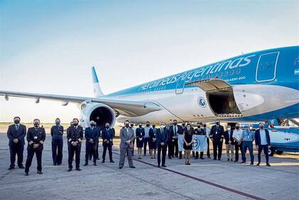 La tripulación del avión de Aerolíneas Argentinas que transportará las 300.000 dosis de la vacuna rusa: retratados para una gesta
