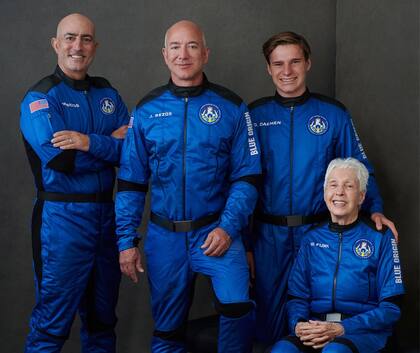 La tripulación del New Shepard (de izq. a der.): Mark Bezos, Jeff Bezos, Oliver Daemen, Wally Funk