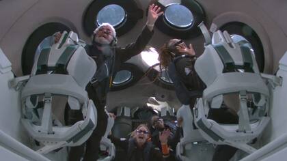 La tripulación del VSS Unity cuando alcanzaron la gravedad cero