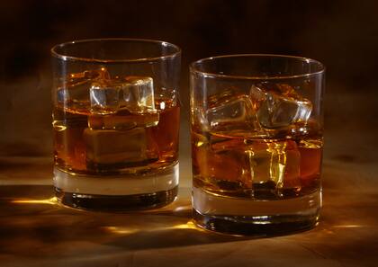 La tripulación le dio más bebidas alcohólicas al viajero a pesar de los pedidos de ayuda de las víctimas