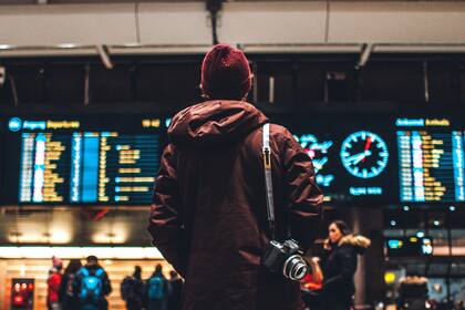La tripulante contó qué cosas jamás debe hacer un pasajero que viaja en avión (Foto ilustrativa: Unsplash)