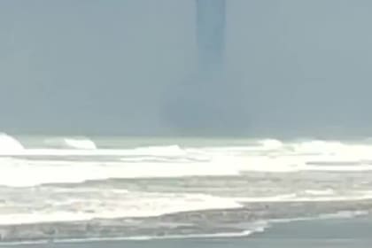 La tromba marina que se vio desde las playa en Necochea