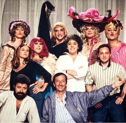 La "troupe" de Antonio Gasalla en uno de sus programas más recordados: Carlos Parrilla fue parte de esos "locos" del humor