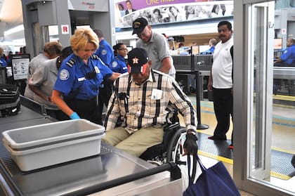 La TSA advierte que se permite el paso de sillas de ruedas y otros dispositivos de movilidad por el punto de control, pero no su ingreso a la cabina del avión