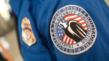 La TSA advierte sobre los peligros de utilizar puertos USB públicos y redes de Wi-Fi abiertas