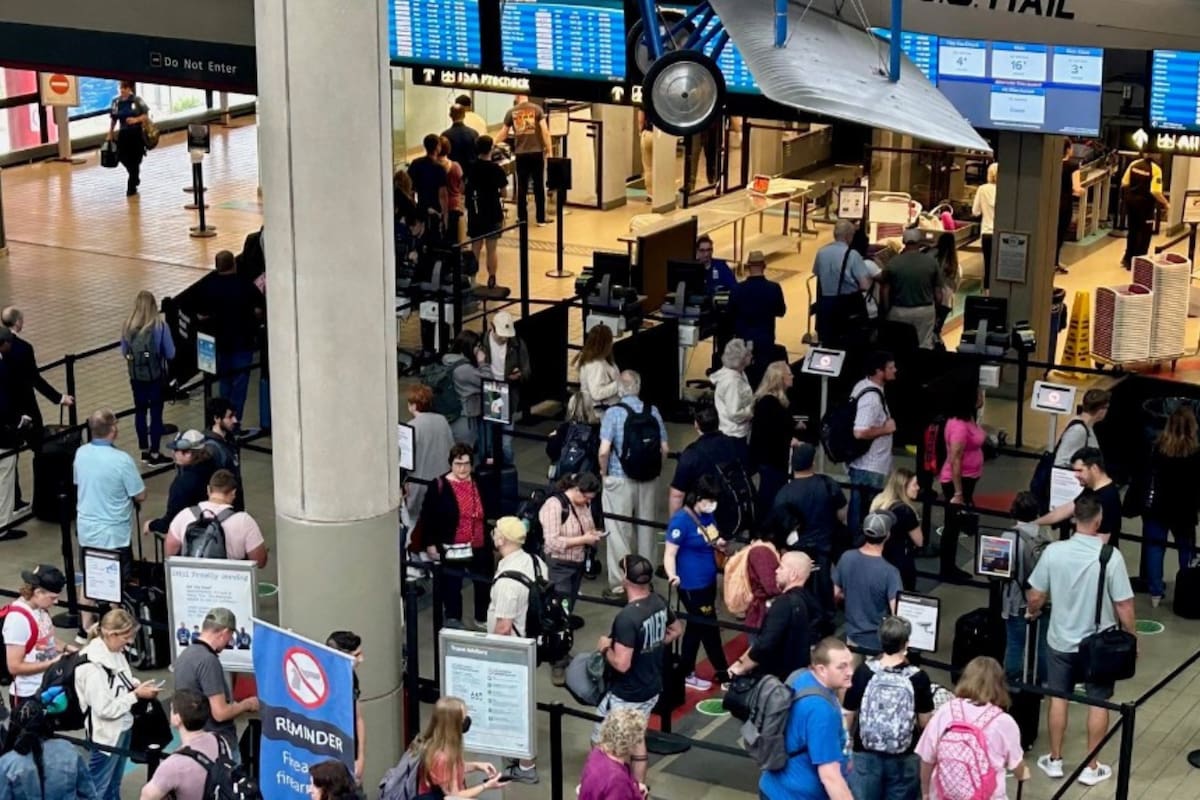 La TSA continúa bajo presión mientras el gobierno no alcanza un acuerdo presupuestario y las largas filas en los aeropuertos se multiplican