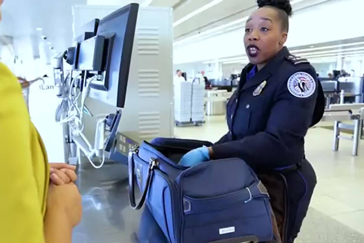 La TSA inspecciona el equipaje de mano como parte del protocolo de seguridad