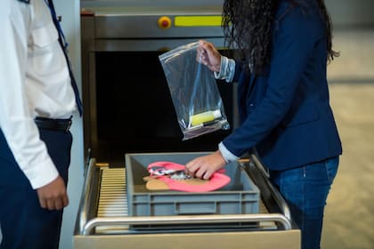 La TSA puede solicitarle que encienda su celular antes de abordar