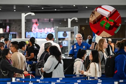 La TSA recomienda a los pasajeros que usen bolsas de regalo fáciles de abrir o cajas de regalo con tapas extraíbles para que los agentes los puedan inspeccionar