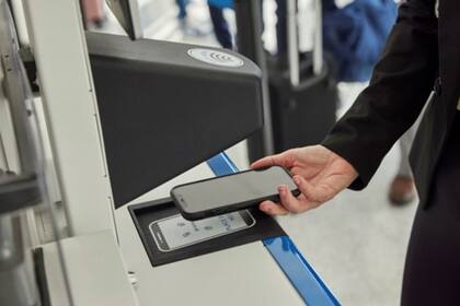 La TSA recomienda no conectar el teléfono directamente a un puerto USB