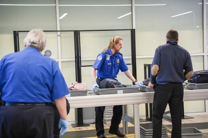 La TSA tiene una larga lista de objetos con los que no se puede pasar por un control en los aeropuertos
