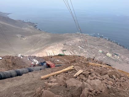 La tubería asciende un farellón de 1000 metros de altura en apenas 3 km, uno de los mayores desafíos técnicos del proyecto