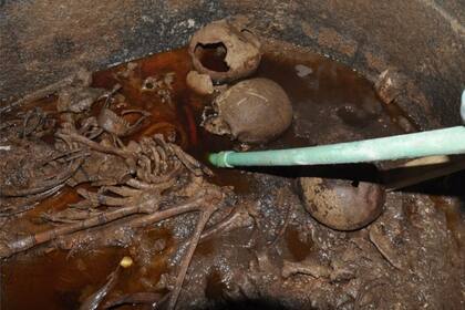 La tumba contenía tres esqueletos. Se cree que se trata de oficiales del ejército del antiguo Egipto.