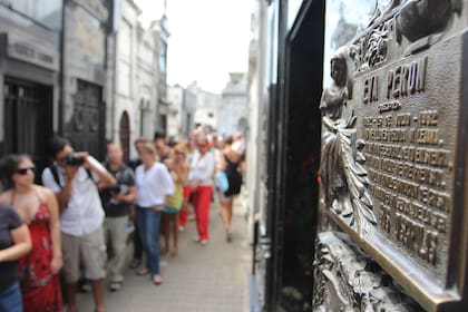 La tumba de Eva Perón es una de las más fotografiadas por los visitantes del cementerio de la Recoleta