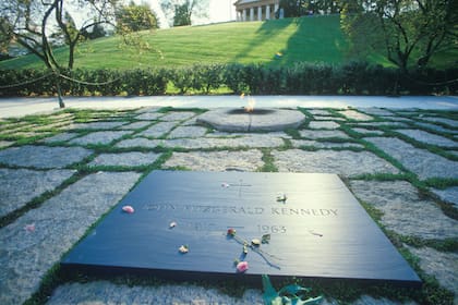 La tumba de J. F. K., en el cementerio de Arlington.