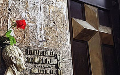 La tumba de Juan Domingo Perón, en el cementerio porteño de Chacarita, el día en que se cumplían 25 años de su muerte, el año último