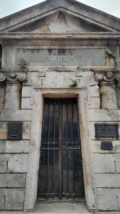 La tumba de Luis Vernet en el cementerio de la Recoleta