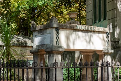 La tumba de Moliere, en el cementerio parisino de Père Lachaise.