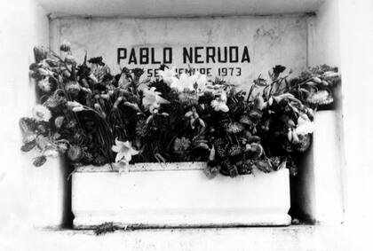 La tumba de Pablo Neruda; los restos del poeta tuvieron ya cuatro funerales y descansan en Isla Negra