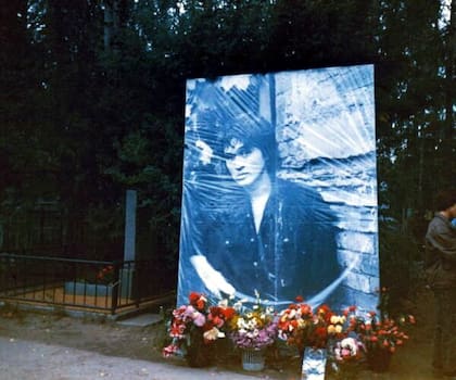 La tumba de Tsoi en 1992, a dos años de su trágica muerte en un accidente automovilístico (Foto: Wikipedia)