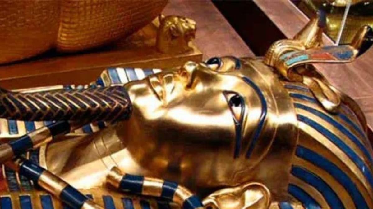 El impactante hallazgo que evidenciaría que la conocida máscara de Tutankamón no era de él - LA NACION