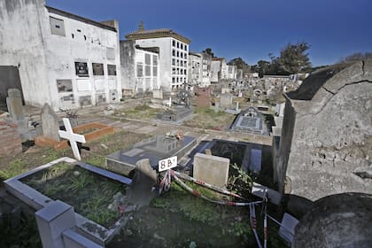 La tumba del cementerio de Otamendi donde debían estar, dentro de su ataúd, los restos de Ciro Lescano
