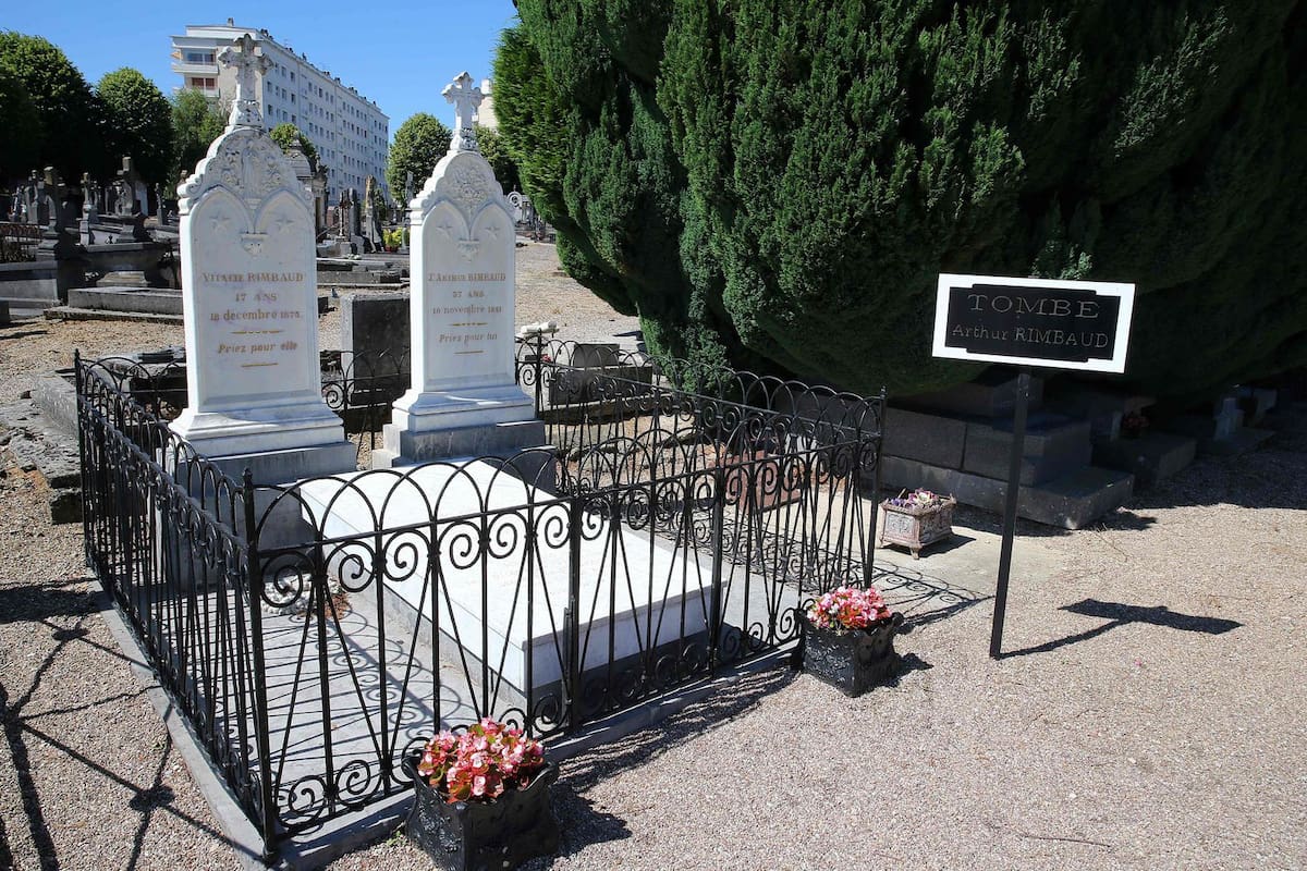 La tumba del poeta francés en el cementerio de Charleville-Mézières