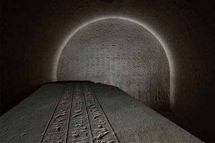 La tumba, hallada en Abusir, en el delta del Nilo, correspondía a un alto funcionario del Antiguo Egipto que vivió hace 2500 años y murió muy joven