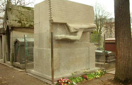 La tumbra del escritor irlandés Oscar Wild en el cementerio parisino Père-Lachaise