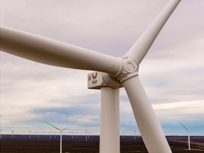 La turbina de viento de la marca china Goldwind, con el sello de Aluar Aluminio Argentino