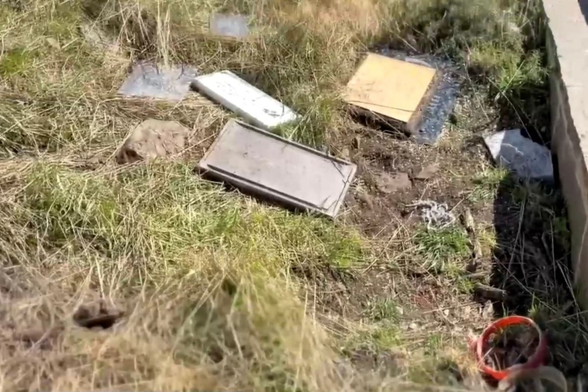 La TV chilena registró placas y objetos personales dejados por familiares de los combatientes arrojados a un basural improvisado