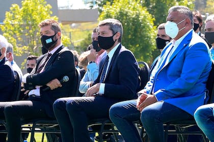 Marcelo Tinelli, Matías Lammens y Claudio Tapia, en octubre de 2020; aunque entonces comenzaban las rispideces entre ellos, el Gobierno todavía se mostraba afín al presidente de la AFA.