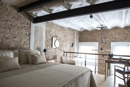 La ubicación, balconeando el living, permite trabajar con una vista amplia y aprovechar la luz. Escritorio (Ziromy), silla de petiribí y asiento de cuero (Landmark).