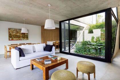 La ubicación del patio interno es consecuente con el recorrido del sol: así, la luz natural entra desde ambos lados y a toda hora. Y se ve siempre la luna