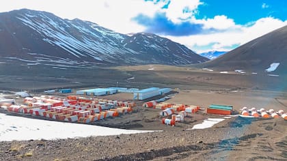 La ubicación en la Patagonia responde a sus condiciones técnicas favorables: disponibilidad de energía eólica, acceso a agua para enfriamiento y conectividad de fibra óptica entre los océanos Atlántico y Pacífico